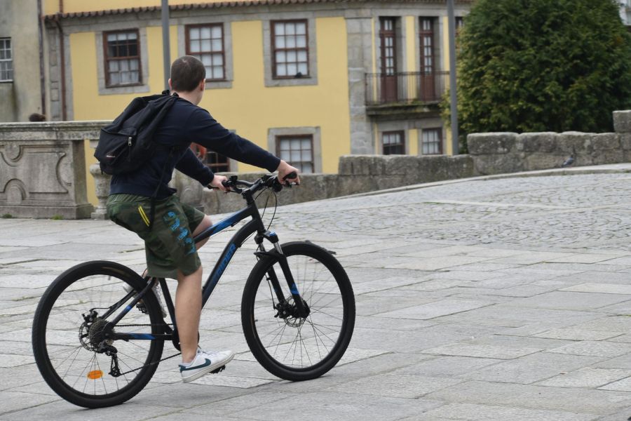 Cicloturista en un entorno natural guiado por una app de rutas en bicicleta